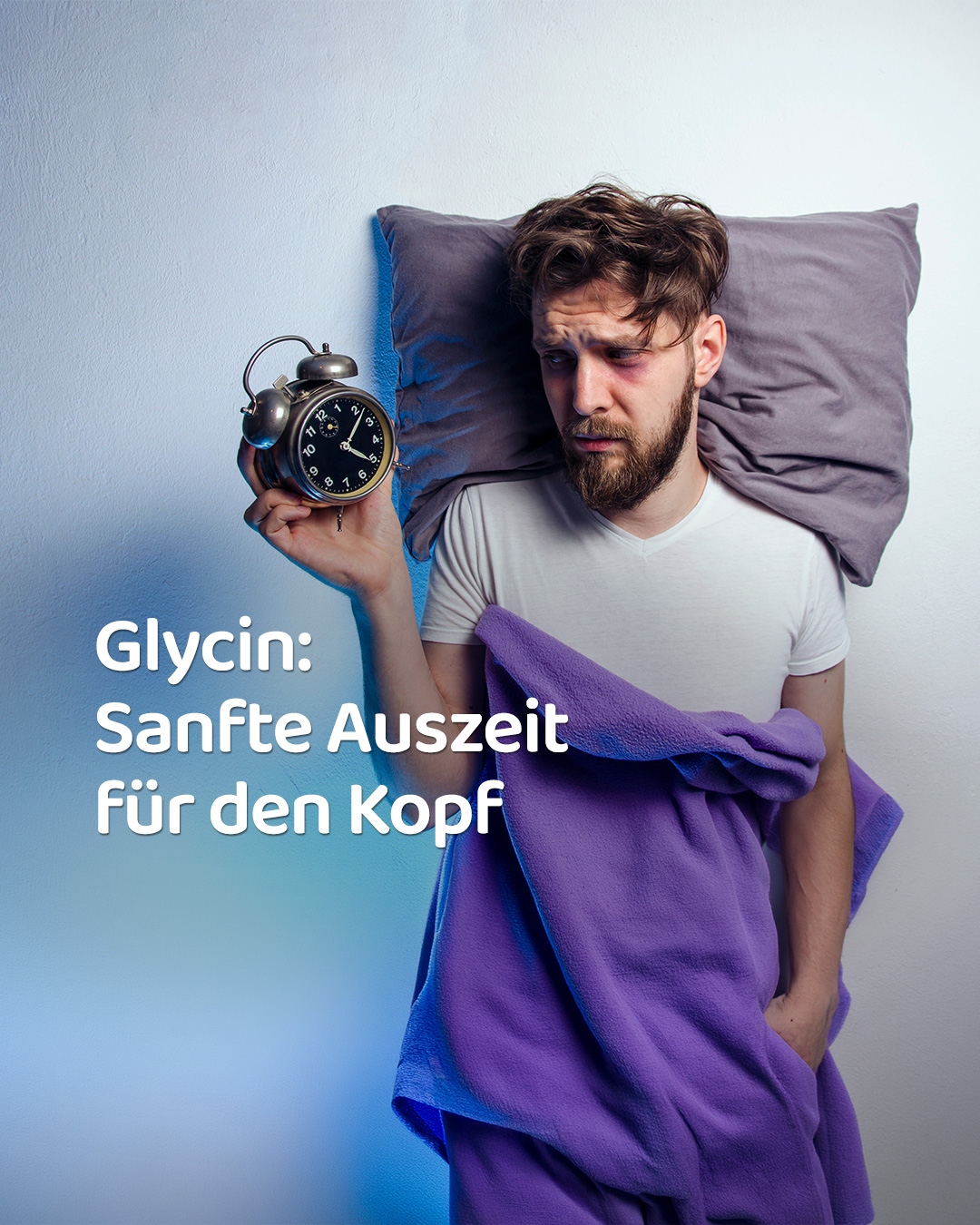 Mann liegt wach mit Wecker im Bett neben Schriftzug zu Glycin – kühles Nachtlicht, erschöpfte und unruhige Stimmung
