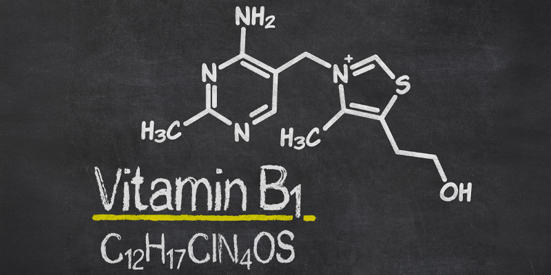 Vitamin-B1-Strukturformel mit chemischer Formel auf Kreidetafel – wissenschaftliche Darstellung