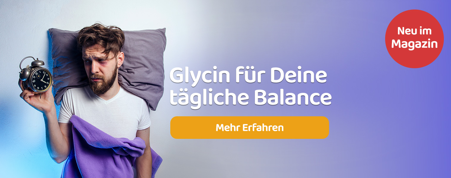Mann liegt wach mit Wecker im Bett neben Schriftzug zu Glycin – kühles Nachtlicht, erschöpfte und unruhige Stimmung