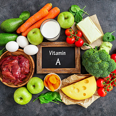 Vitamin-A-reiche Lebensmittel mit Gemüse, Obst, Eiern und Käse – natürliche, farbenfrohe Bildwirkung