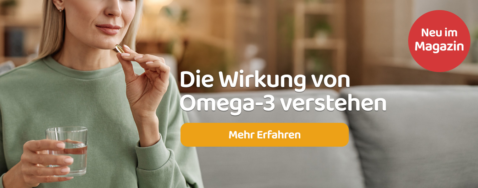 Frau sitzt auf einem Sofa und hält eine Omega-3-Kapsel und ein Glas Wasser, daneben Magazinhinweis NEU und Button – warmes Innenlicht, ruhige Atmosphäre