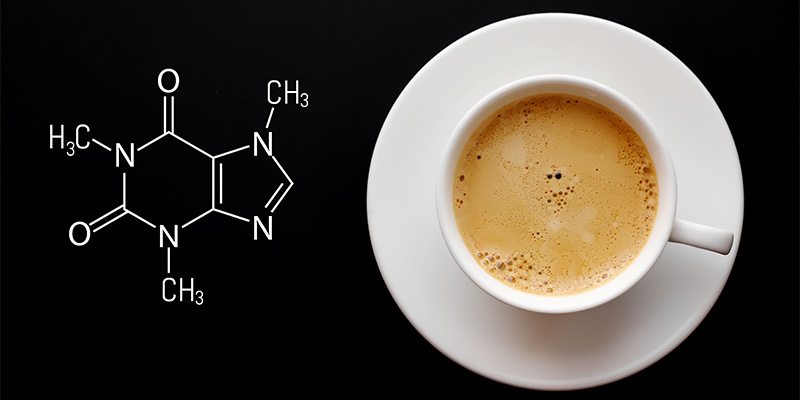 Kaffeetasse neben der chemischen Strukturformel von Koffein auf schwarzem Hintergrund