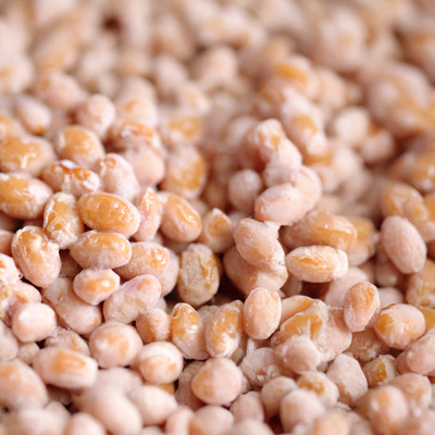 Nahaufnahme von fermentierten Sojabohnen mit klebriger Struktur – weiches Licht, detailreiche Lebensmittelaufnahme