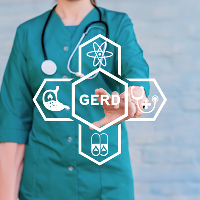 Medizinische Fachkraft mit GERD-Symbolen – Darstellung von Reflux und Verdauungsbeschwerden