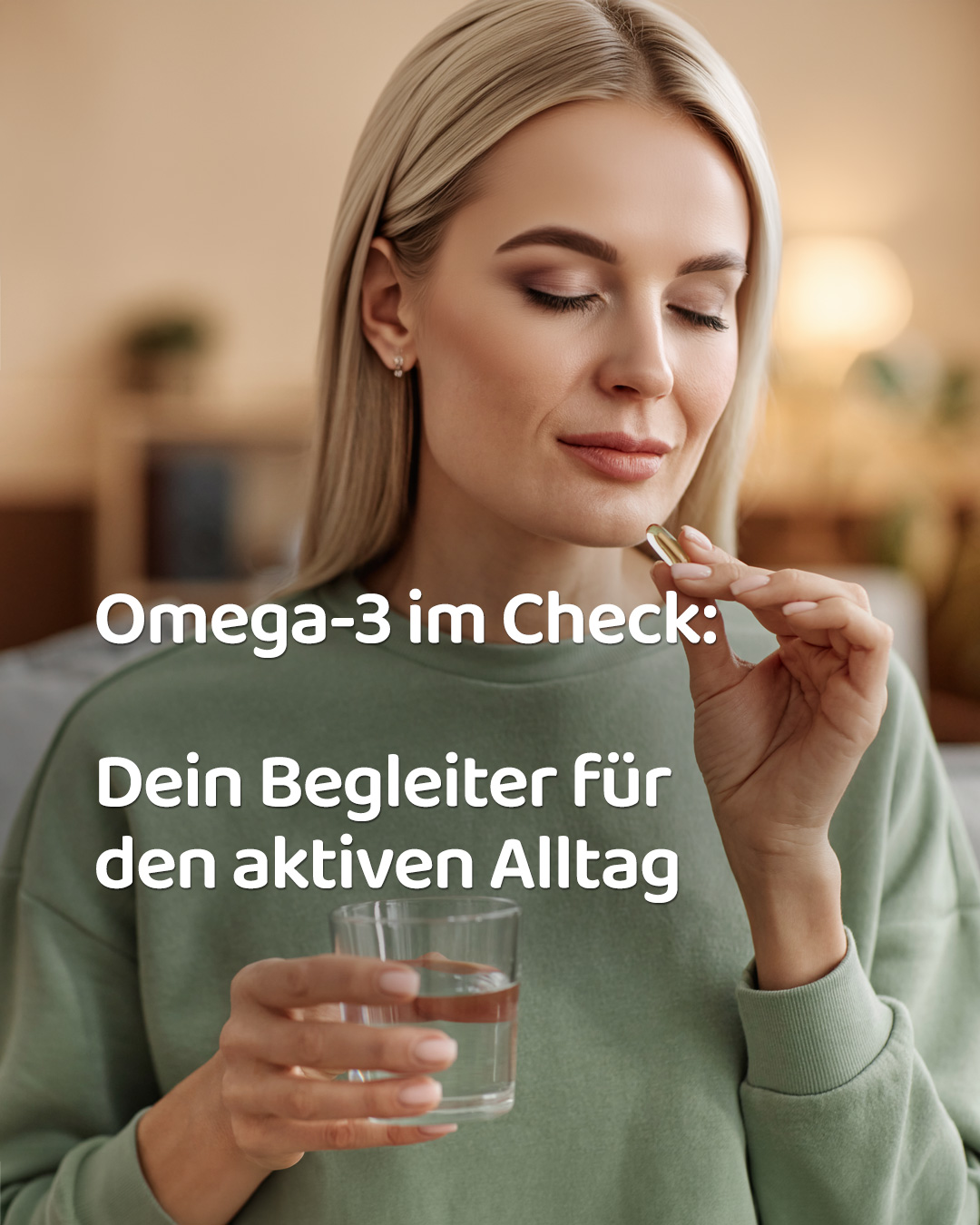 Frau sitzt auf einem Sofa und hält eine Omega-3-Kapsel und ein Glas Wasser, daneben Magazinhinweis NEU und Button – warmes Innenlicht, ruhige Atmosphäre