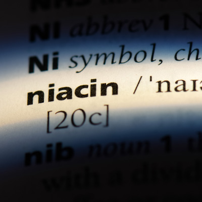 Makroaufnahme des Begriffs „niacin“ in einem Wörterbuch – dunkles Licht, fokussierte Detailansicht